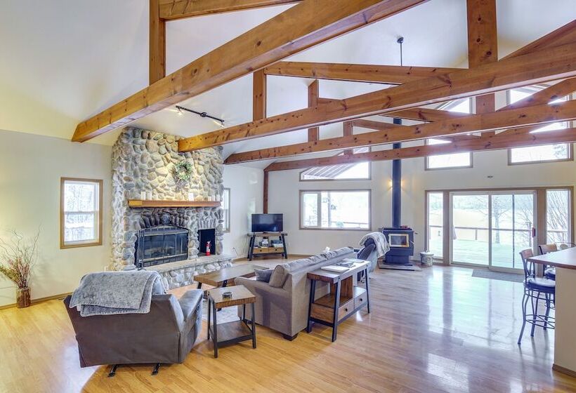 Wasilla  Spruce Moose  Cabin: Lakefront + Hot Tub!