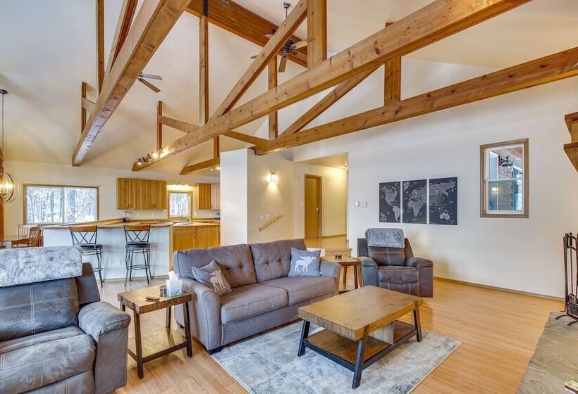 Wasilla  Spruce Moose  Cabin: Lakefront + Hot Tub!