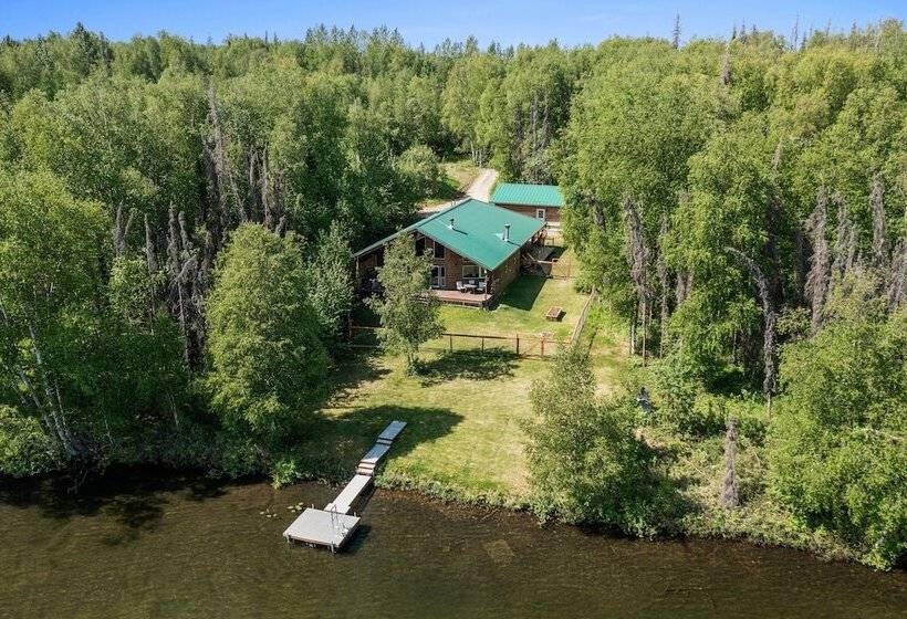 Wasilla  Spruce Moose  Cabin: Lakefront + Hot Tub!
