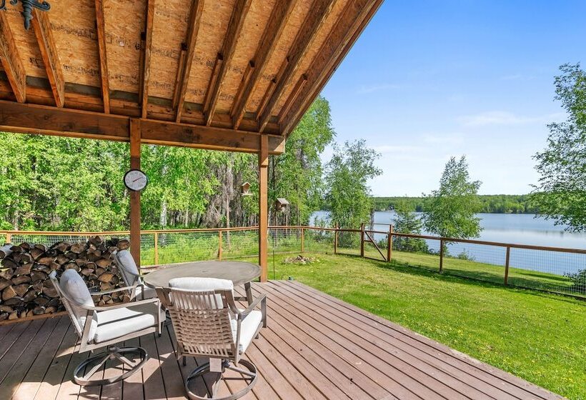 Wasilla  Spruce Moose  Cabin: Lakefront + Hot Tub!