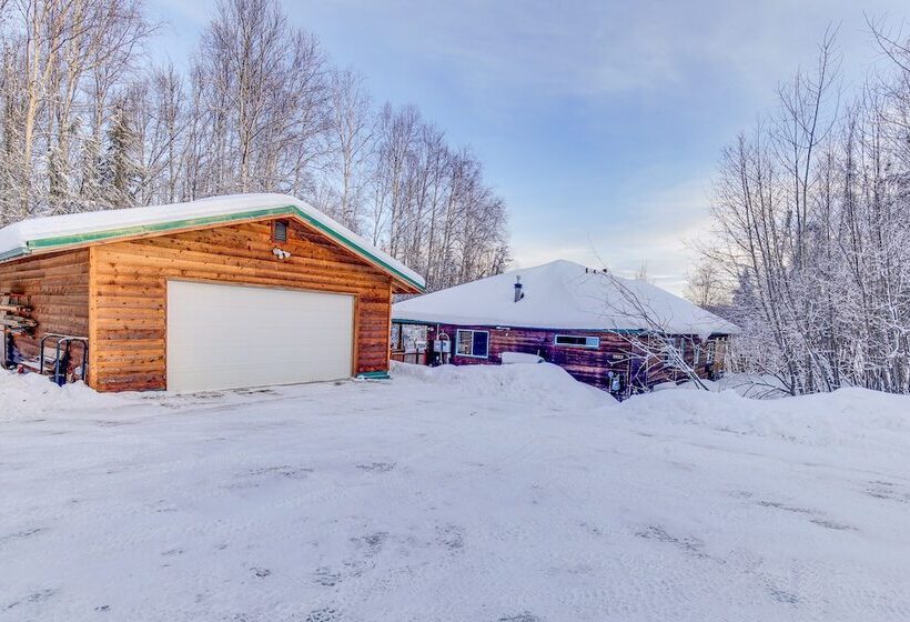Wasilla  Spruce Moose  Cabin: Lakefront + Hot Tub!