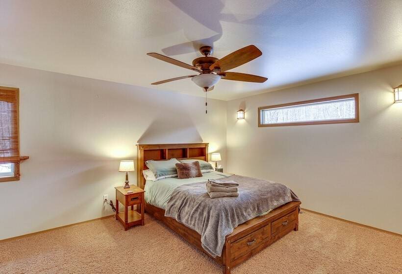 Wasilla  Spruce Moose  Cabin: Lakefront + Hot Tub!