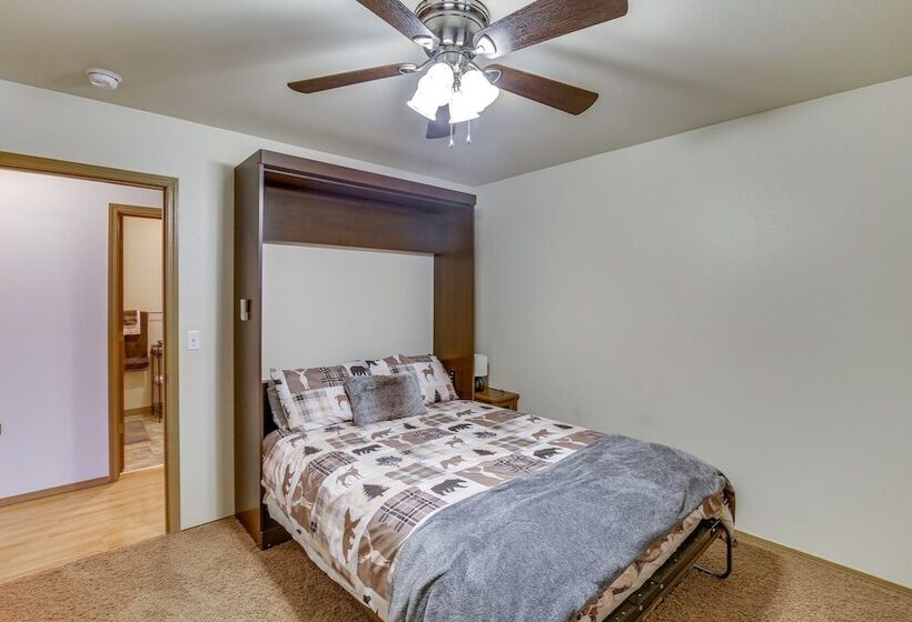 Wasilla  Spruce Moose  Cabin: Lakefront + Hot Tub!