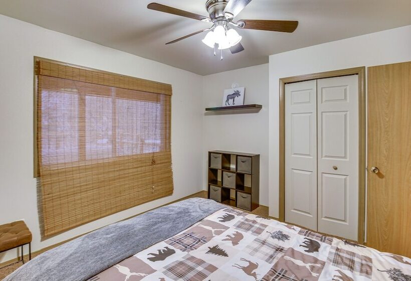 Wasilla  Spruce Moose  Cabin: Lakefront + Hot Tub!