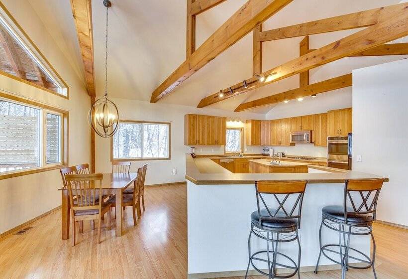 Wasilla  Spruce Moose  Cabin: Lakefront + Hot Tub!