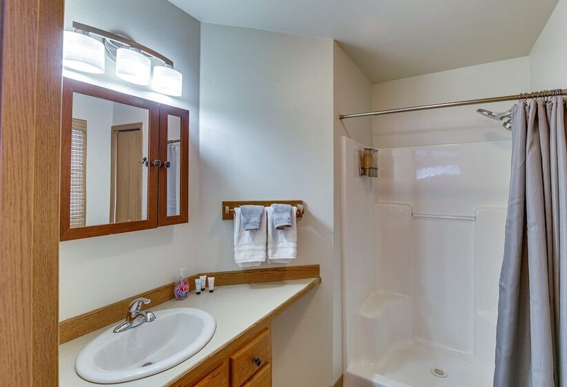 Wasilla  Spruce Moose  Cabin: Lakefront + Hot Tub!