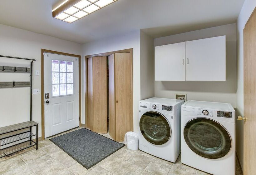 Wasilla  Spruce Moose  Cabin: Lakefront + Hot Tub!