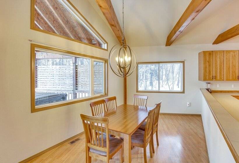 Wasilla  Spruce Moose  Cabin: Lakefront + Hot Tub!