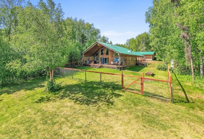 Wasilla  Spruce Moose  Cabin: Lakefront + Hot Tub!