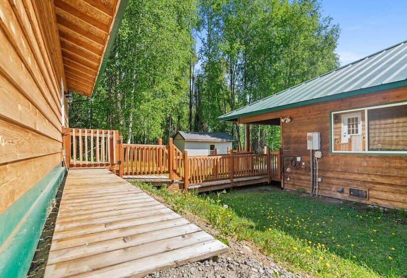 Wasilla  Spruce Moose  Cabin: Lakefront + Hot Tub!