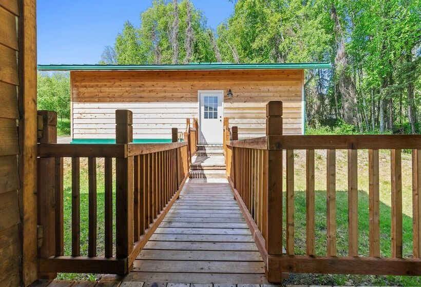 Wasilla  Spruce Moose  Cabin: Lakefront + Hot Tub!