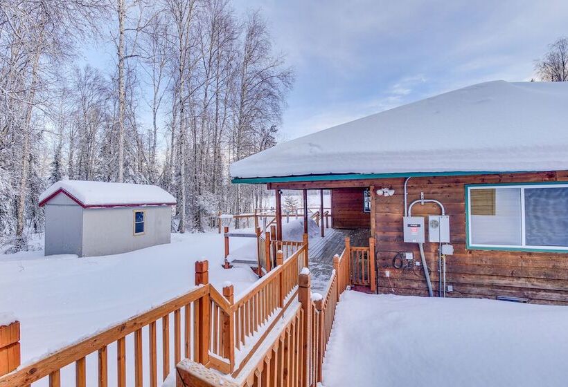Wasilla  Spruce Moose  Cabin: Lakefront + Hot Tub!