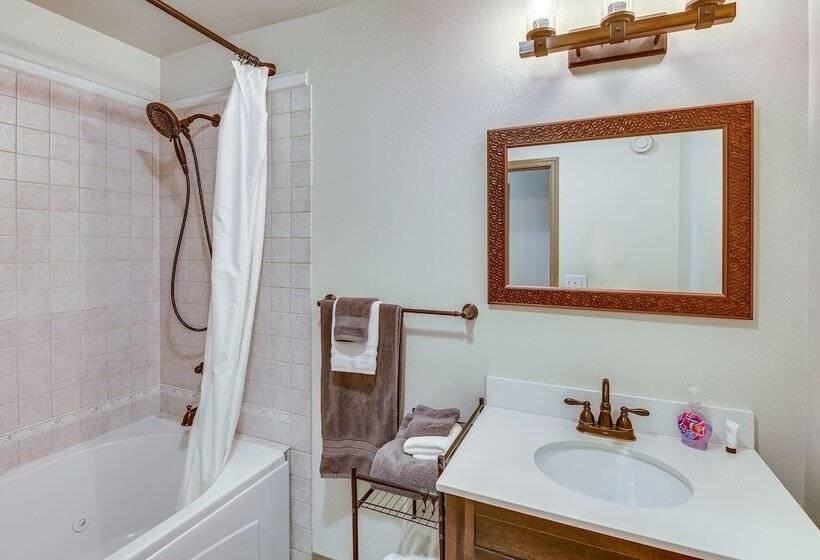 Wasilla  Spruce Moose  Cabin: Lakefront + Hot Tub!