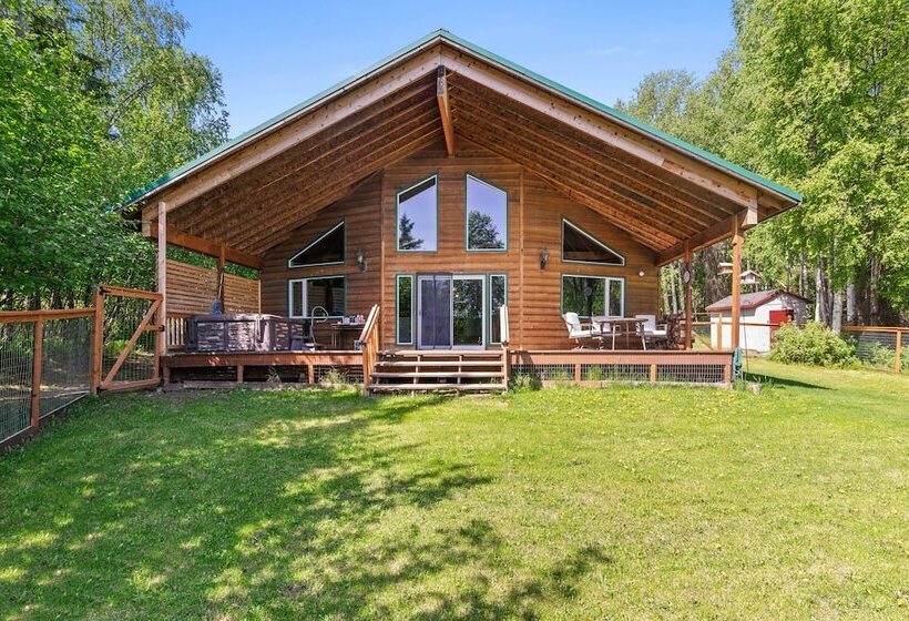 Wasilla  Spruce Moose  Cabin: Lakefront + Hot Tub!