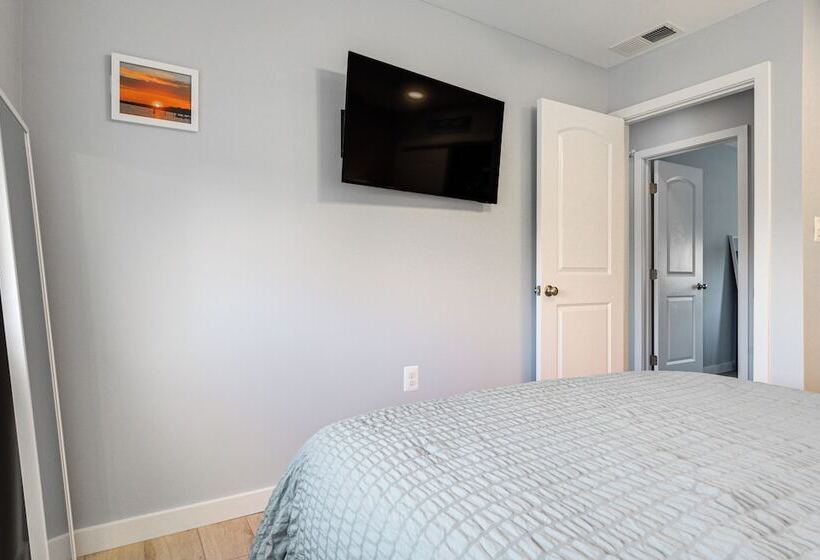 Waterfront Historical District Home Near River