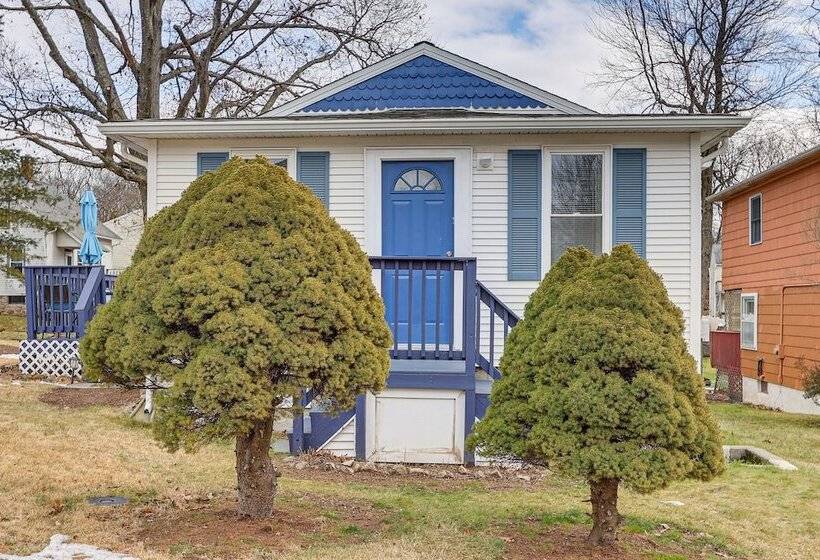 Wolcott Home W/ Deck: Near Connecticut Attractions