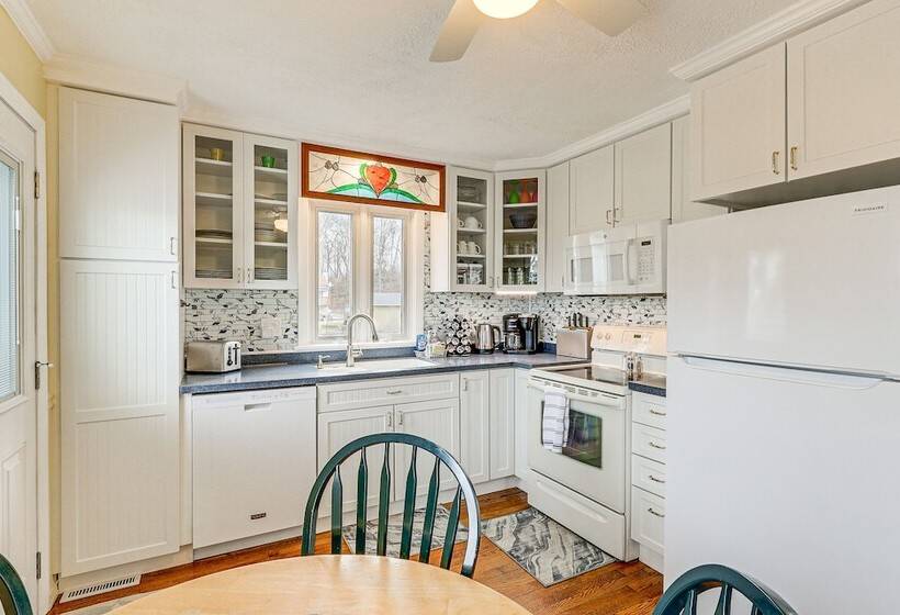 Wolcott Home W/ Deck: Near Connecticut Attractions