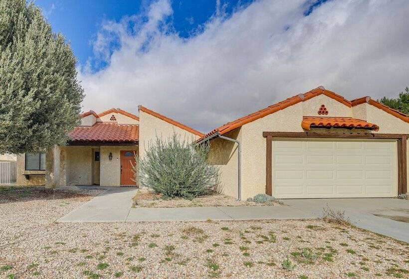Yucca Valley Escape W/ Backyard & Mountain Views!