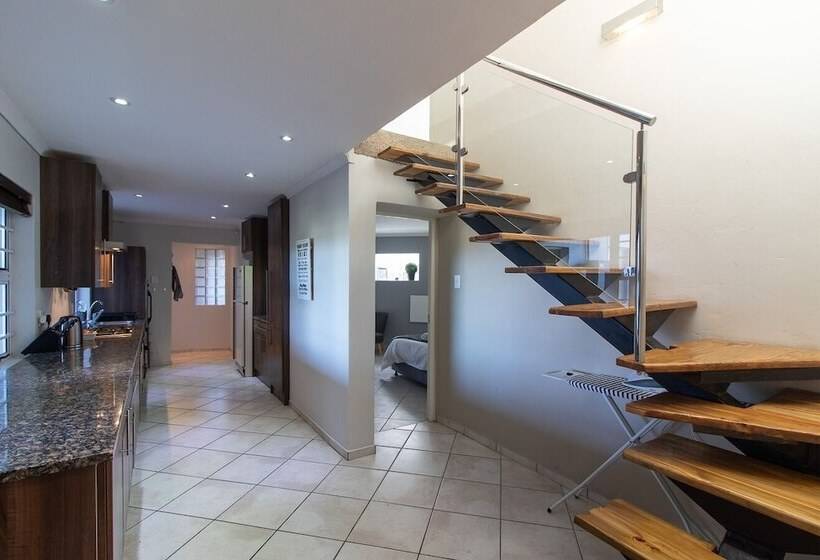 تختخواب و صبحانه Dockside Guest House