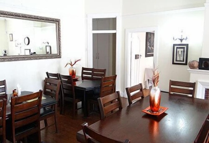 Bed and Breakfast New England Guest House By Ilawu