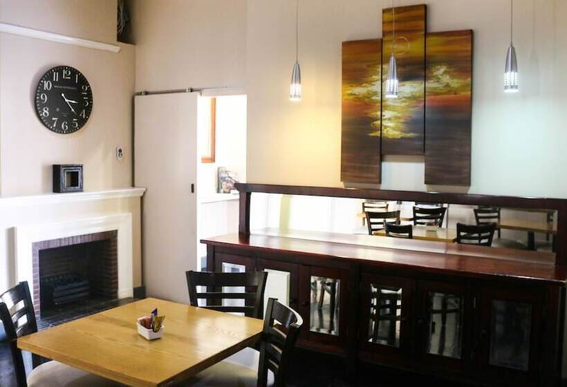 Bed and Breakfast New England Guest House By Ilawu