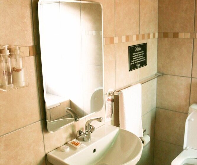 Bed and Breakfast New England Guest House By Ilawu