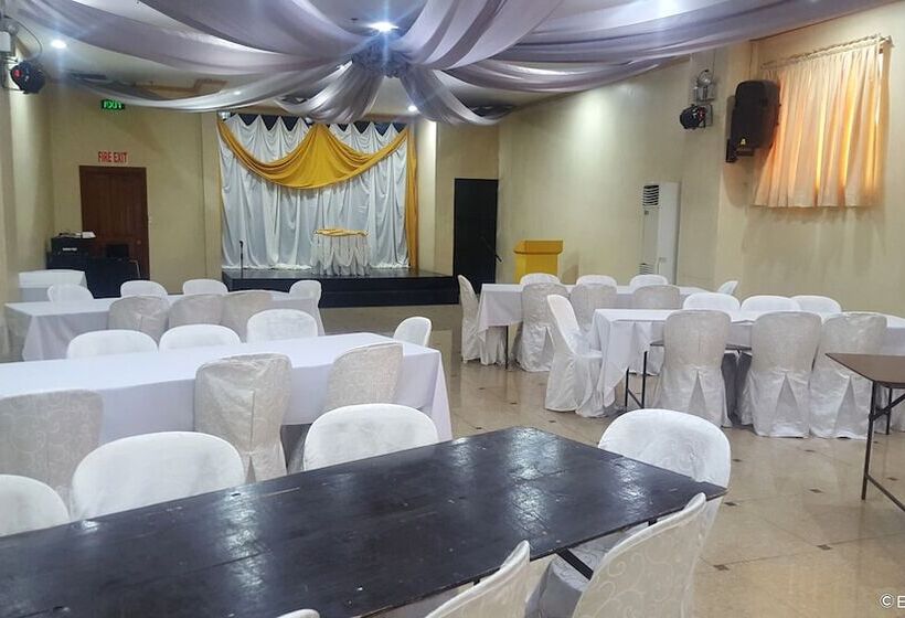 هتل C & L Bay View Inn