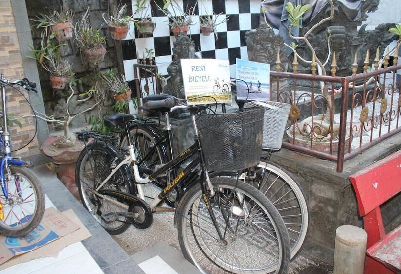 Отель Chillin Kuta Homestay