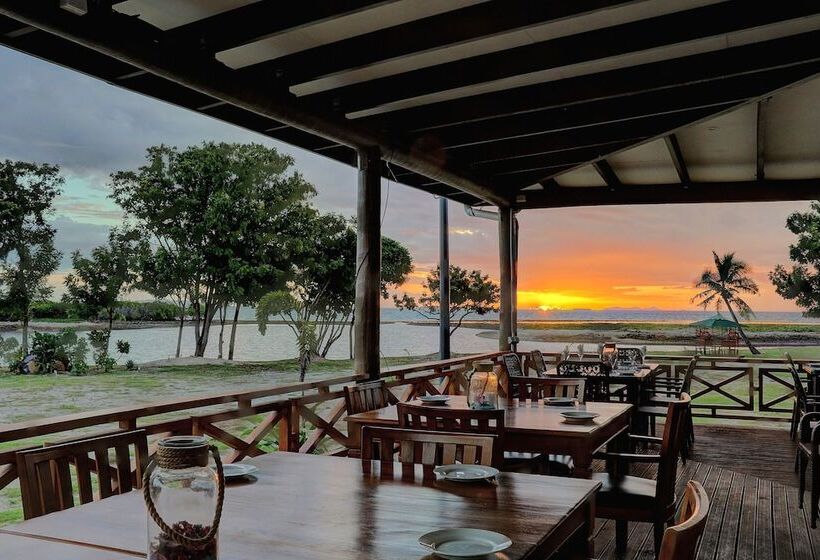 Отель Nila Beach Resort