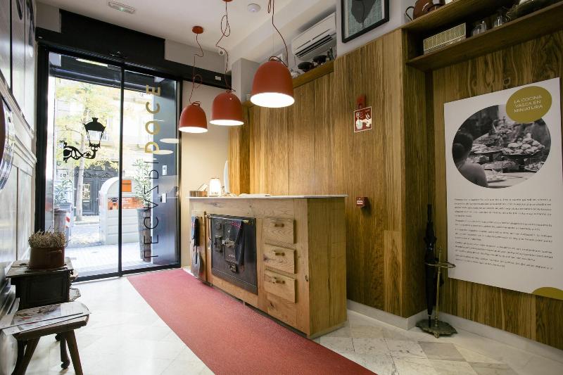 Legazpi Doce Rooms & Suites