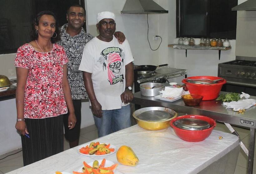 Shalini Garden Hotel & Apartments