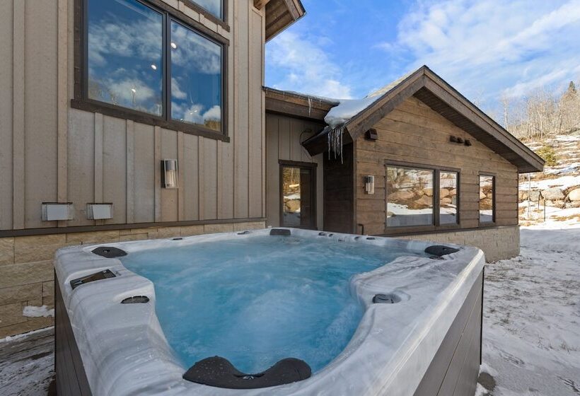 200 Caravelle Drive : 3