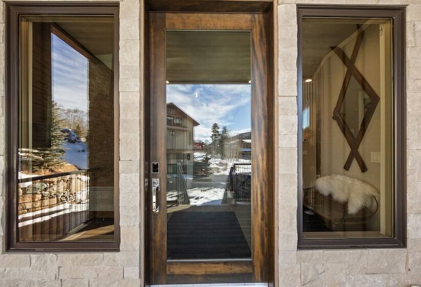 200 Caravelle Drive : 3