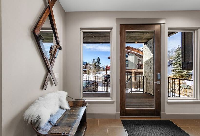 200 Caravelle Drive : 3