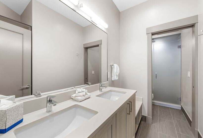 200 Caravelle Drive : 3