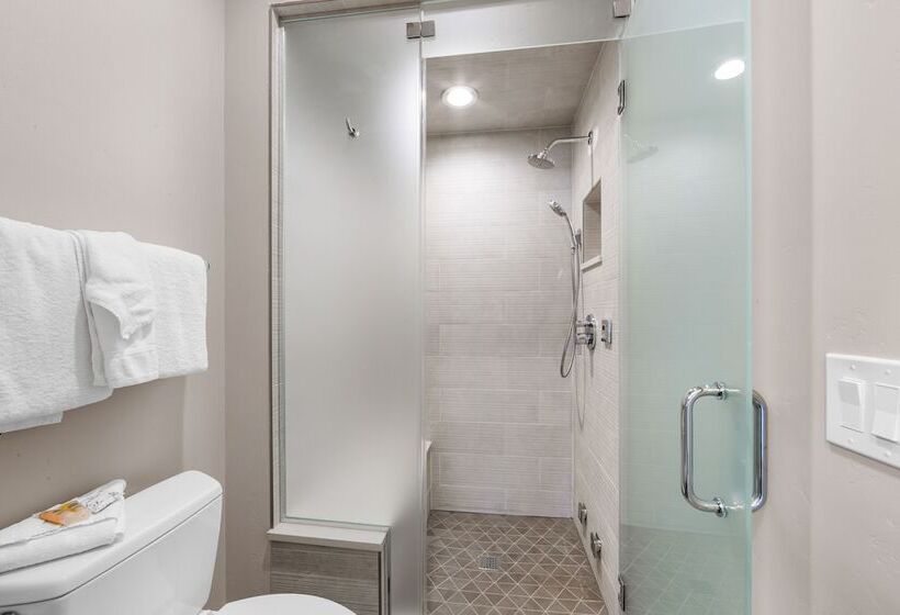 200 Caravelle Drive : 3