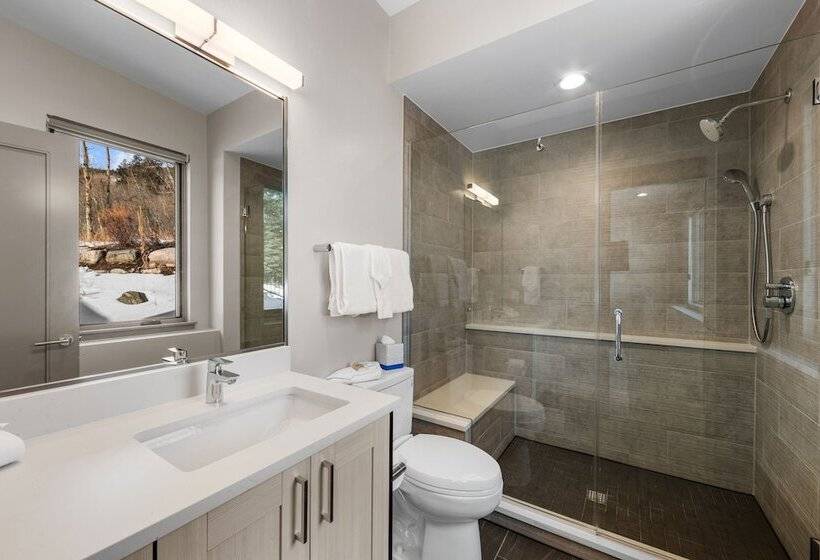 200 Caravelle Drive : 3