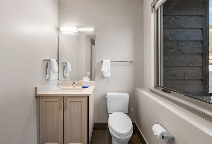 200 Caravelle Drive : 3