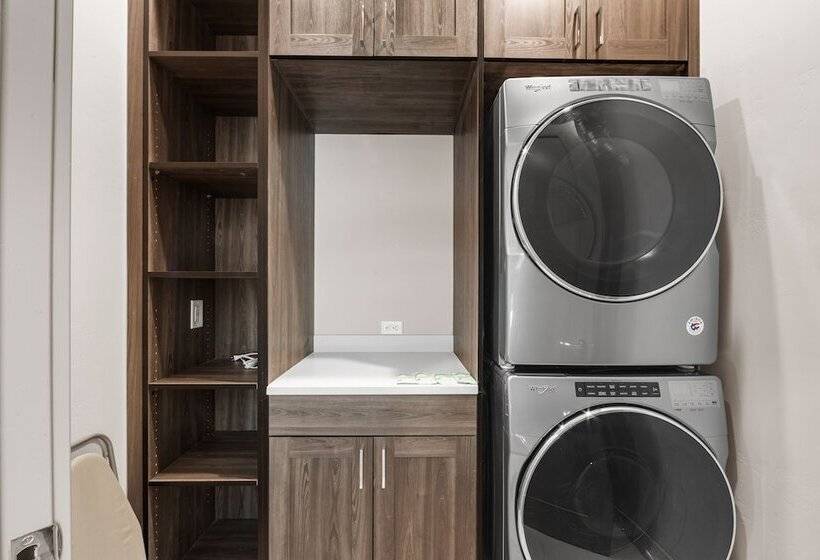 200 Caravelle Drive : 3