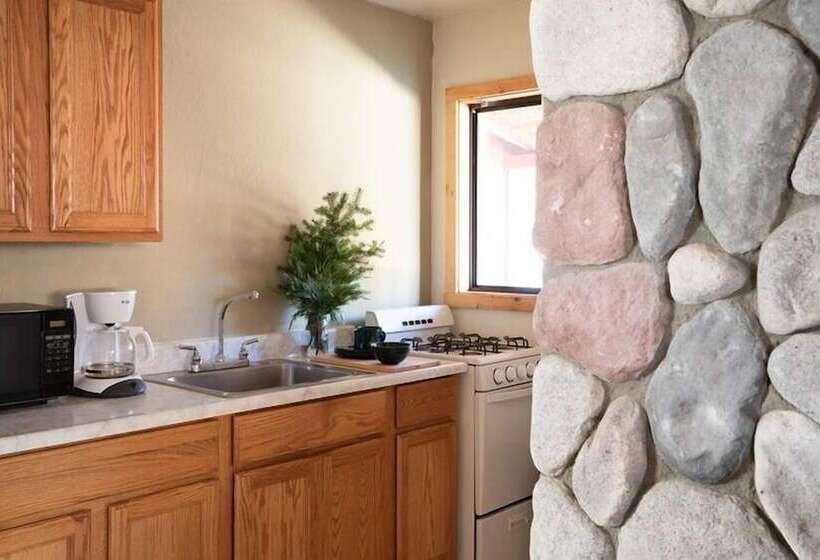 2401   Oak Knoll Studio With Jacuzzi #2 Cabin By Redawning