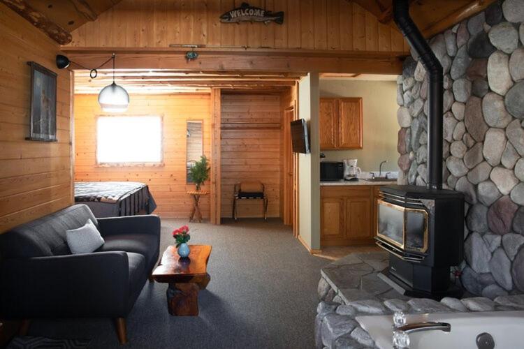2401   Oak Knoll Studio With Jacuzzi #2 Cabin By Redawning