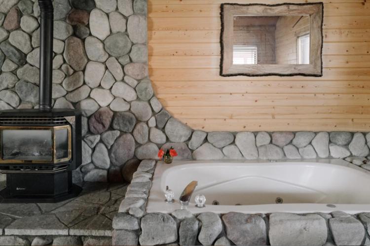 2401   Oak Knoll Studio With Jacuzzi #2 Cabin By Redawning