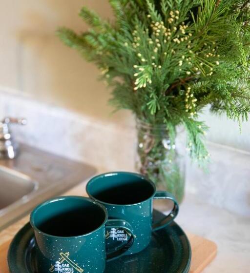 2401   Oak Knoll Studio With Jacuzzi #2 Cabin By Redawning