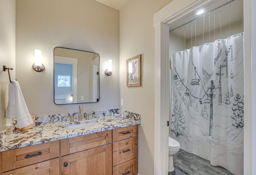 All Season Cabin: Hot Tub & Sauna In Donnelly