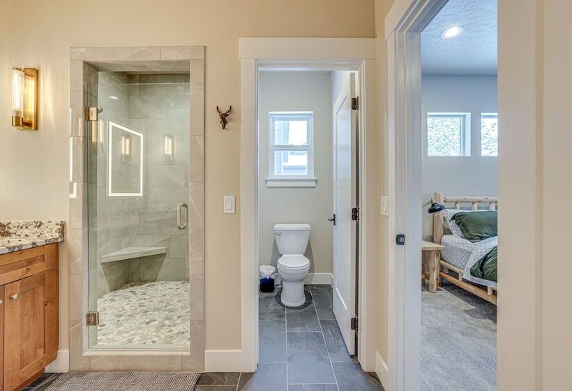 All Season Cabin: Hot Tub & Sauna In Donnelly