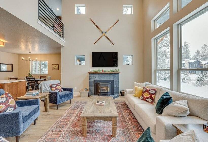 All Season Cabin: Hot Tub & Sauna In Donnelly