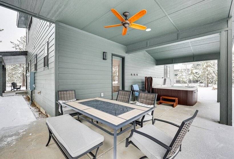 All Season Cabin: Hot Tub & Sauna In Donnelly