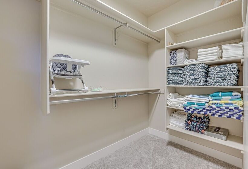 All Season Cabin: Hot Tub & Sauna In Donnelly