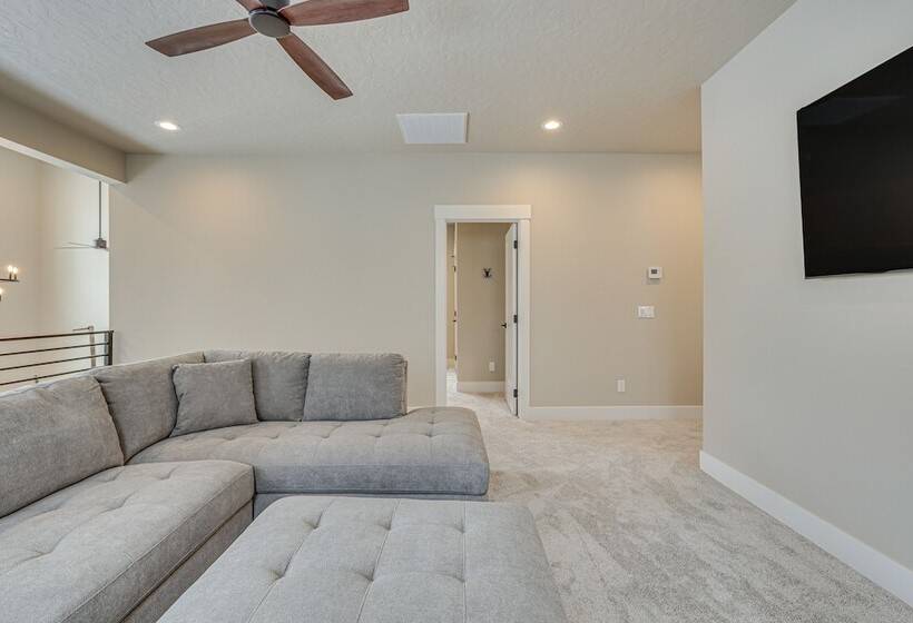 All Season Cabin: Hot Tub & Sauna In Donnelly