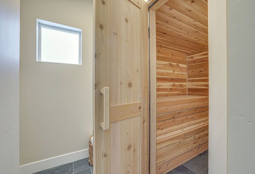 All Season Cabin: Hot Tub & Sauna In Donnelly